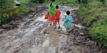 Bhor-नेरे ग्रामीण रुग्णालय उपकेंद्रात जाण्याचा रस्ता धोकादायक