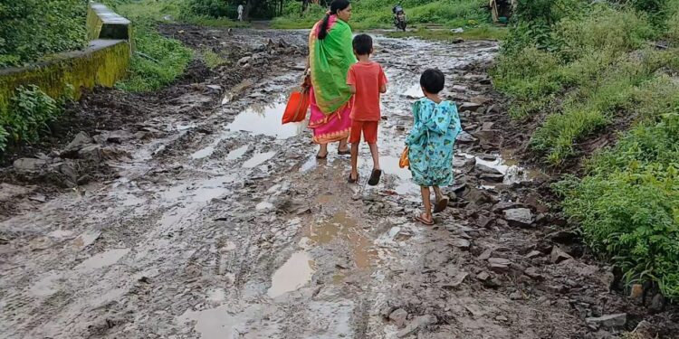 Bhor-नेरे ग्रामीण रुग्णालय उपकेंद्रात जाण्याचा रस्ता धोकादायक