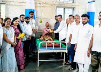 पंतप्रधान नरेंद्र मोदी यांच्या ७५ व्या अमृतमहोत्सवी वाढदिवसानिमित्त भोरच्या ग्रामीण उपजिल्हा रुग्णालयात फळे वाटप