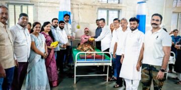 पंतप्रधान नरेंद्र मोदी यांच्या ७५ व्या अमृतमहोत्सवी वाढदिवसानिमित्त भोरच्या ग्रामीण उपजिल्हा रुग्णालयात फळे वाटप