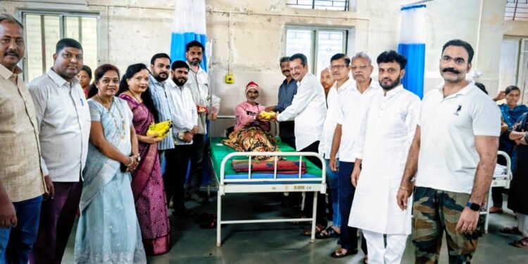 पंतप्रधान नरेंद्र मोदी यांच्या ७५ व्या अमृतमहोत्सवी वाढदिवसानिमित्त भोरच्या ग्रामीण उपजिल्हा रुग्णालयात फळे वाटप