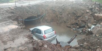 ठेकेदाराच्या हलगर्जी पणाने वरंध घाटात भीषण अपघात : एकाचा मृत्यू, एक जखमी