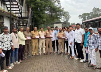 Bhor-साळुंगणच्या युवकाचा अभिनव उपक्रम ; वाढदिवसाचा अनावश्यक खर्च टाळुन एस टी बस कर्मचाऱ्यांना प्रथमोपचार पेटी किटचे वाटप