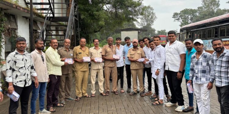 Bhor-साळुंगणच्या युवकाचा अभिनव उपक्रम ; वाढदिवसाचा अनावश्यक खर्च टाळुन एस टी बस कर्मचाऱ्यांना प्रथमोपचार पेटी किटचे वाटप