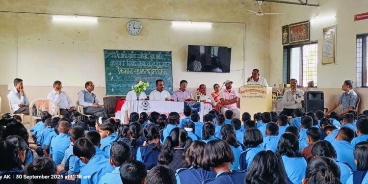 भोर तालुक्यातील उत्राैलीत विद्यार्थ्यांना कायदेविषयक मार्गदर्शन ; २१९ विद्यार्थ्यांनी घेतली पोस्को कायद्याची माहिती
