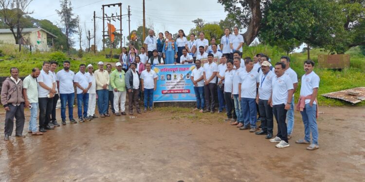 Bhor- सेवा पंधराव्या अंतर्गत महसूल विभागाकडून रायरेश्वर किल्यावर स्वच्छता अभियान