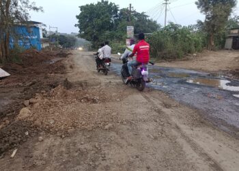 भोर -कापूरव्होळ -पुणे मार्गावर खड्डे आणि धुराळा ऐन दिवाळीच्या सणासुदीला खडतर प्रवास