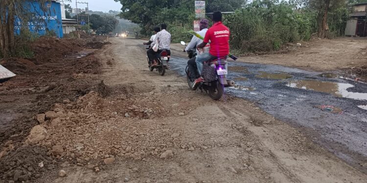 भोर -कापूरव्होळ -पुणे मार्गावर खड्डे आणि धुराळा ऐन दिवाळीच्या सणासुदीला खडतर प्रवास