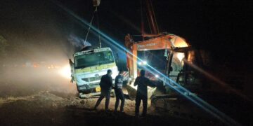 वरंध घाटात पुन्हा अपघात! सिमेंट मिक्सर ट्रकचा तोल सुटला, मोठी दुर्घटना टळली