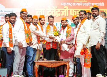 भोर – ठाकरे गटाला मोठा धक्का; आदित्य बोरगे यासह शेकडो कार्यकर्त्यांचा भाजपमध्ये प्रवेश — महामार्ग पट्ट्यातील राजकारणात नवे समीकरण