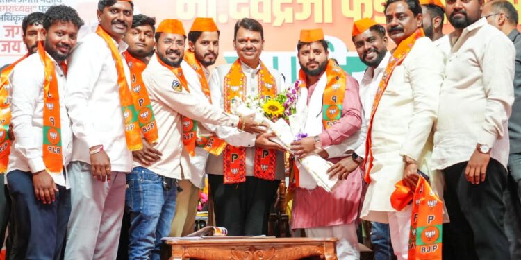 भोर – ठाकरे गटाला मोठा धक्का; आदित्य बोरगे यासह शेकडो कार्यकर्त्यांचा भाजपमध्ये प्रवेश — महामार्ग पट्ट्यातील राजकारणात नवे समीकरण