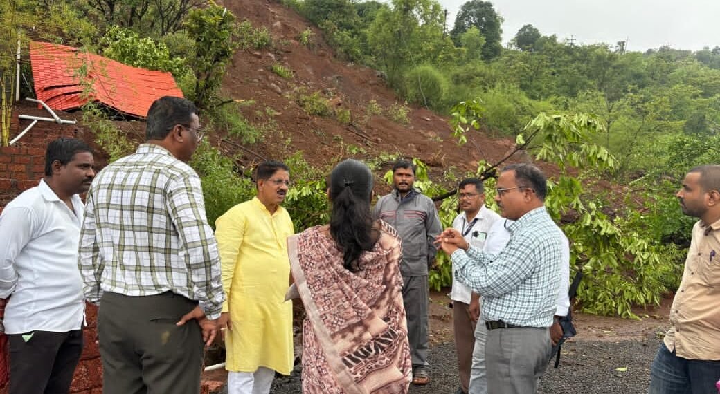 संकट कितीही मोठे असले तरी जनतेला एकटे सोडणार नाही; वेल्हे-वांगणी भागातील दरडग्रस्त परिसराची तानाजी बाप्पू मांगडे यांच्याकडून तात्काळ पाहणी