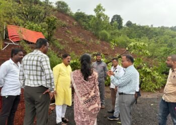 संकट कितीही मोठे असले तरी जनतेला एकटे सोडणार नाही; वेल्हे-वांगणी भागातील दरडग्रस्त परिसराची तानाजी बाप्पू मांगडे यांच्याकडून तात्काळ पाहणी