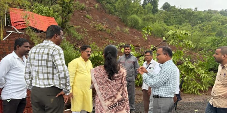 संकट कितीही मोठे असले तरी जनतेला एकटे सोडणार नाही; वेल्हे-वांगणी भागातील दरडग्रस्त परिसराची तानाजी बाप्पू मांगडे यांच्याकडून तात्काळ पाहणी